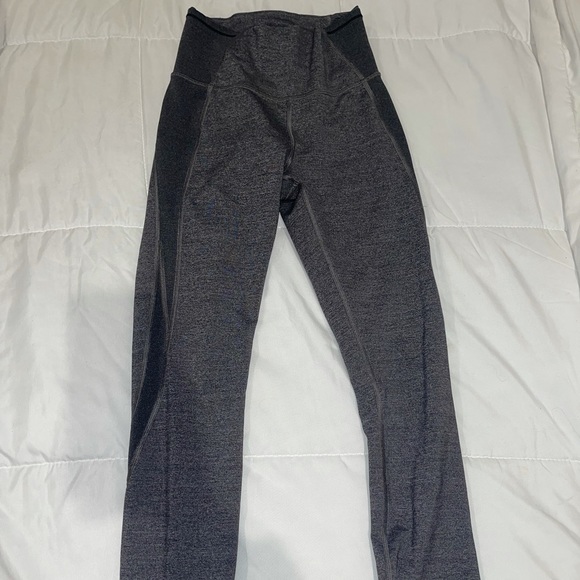 Lulu Lemon grey leggings size 2 - Picture 3 of 5